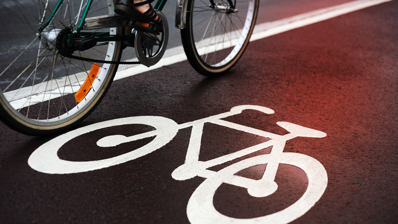 Homem a andar de bicicleta na ciclovia